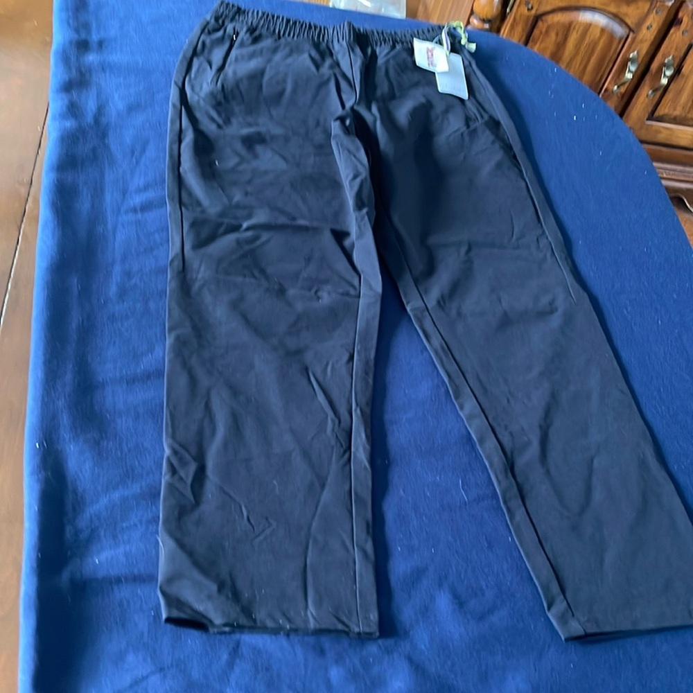 Side, front pockets, 
elastic waistband with front inside tie